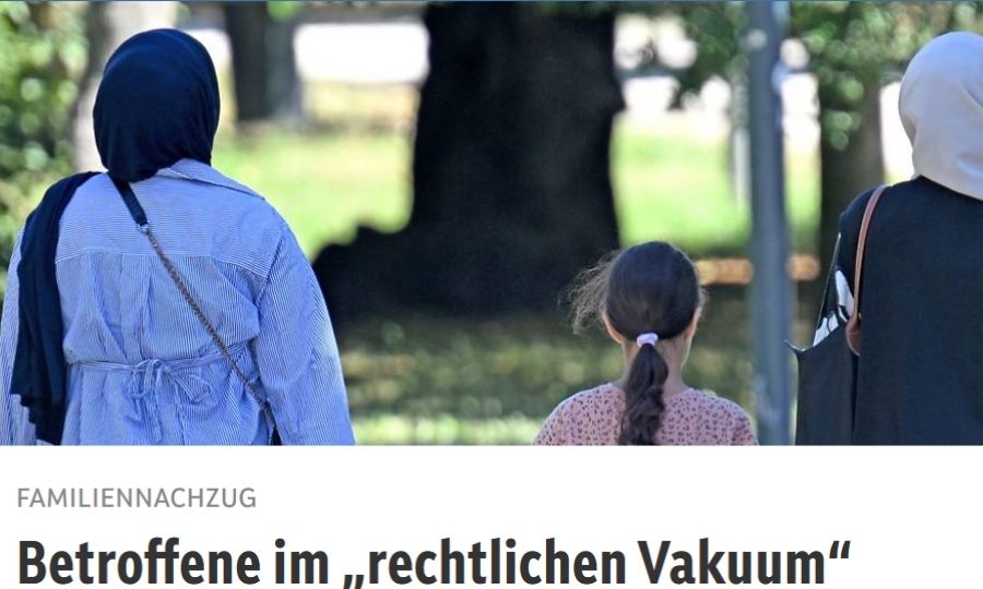 Zwei Frauen mit Kopftuch und ein kleines Mädchen von hinten, darunter die Schlagzeile: Familiennachzug: Betroffene im rechtlichen Vakuum.