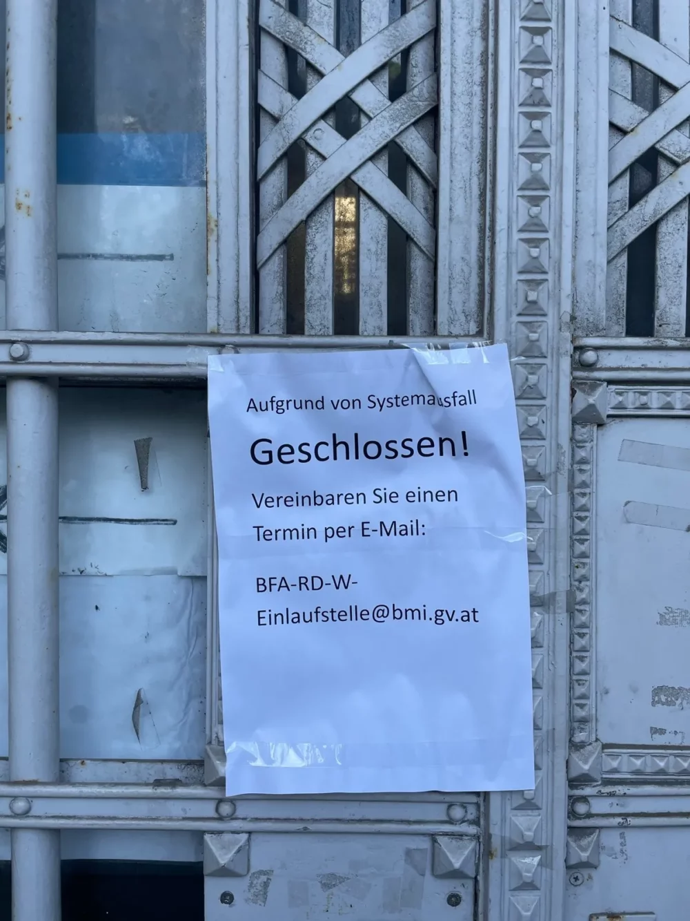 Papieraushang vor dem BMI: Aufgrund von Systemausfall geschlossen!