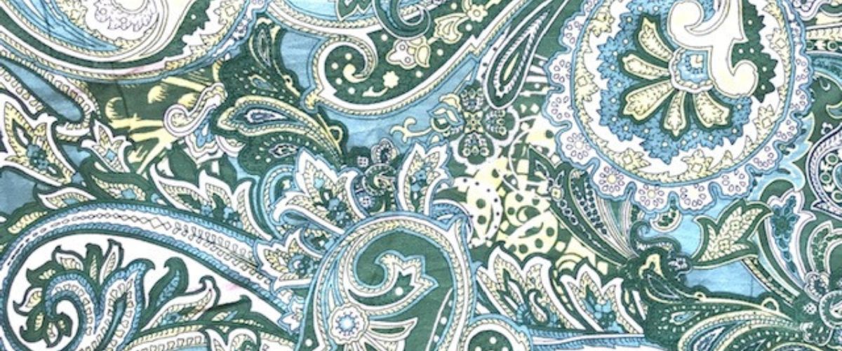 Paisley-Muster. Foto von Gabi Dallinger-König. Ein filigranes, orientalisch anmutendes Muster, das das Ineinanderranken und Verwobensein der in der Geschichte beschriebenen Familien symbolisiert.