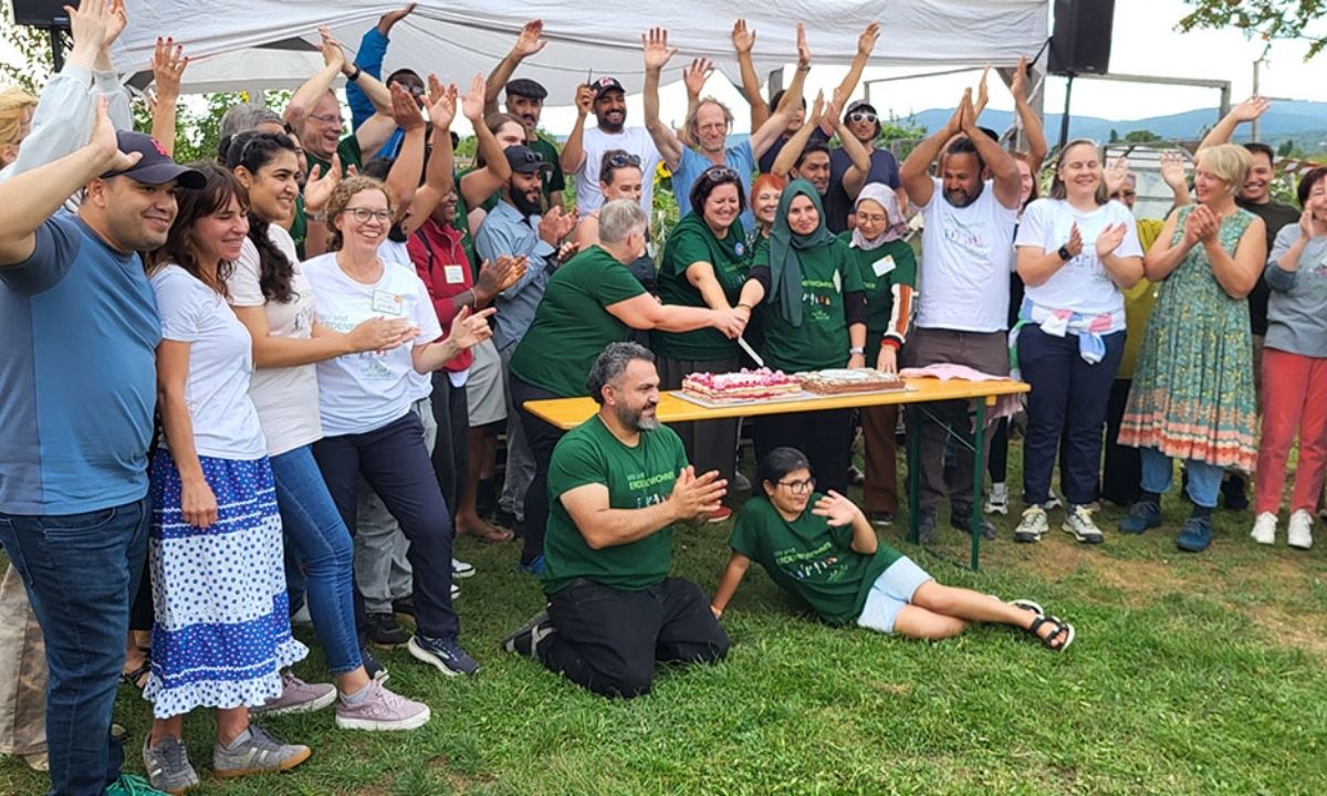 Gruppenbild vom 10-Jahresfest im Garten der Begegnung.