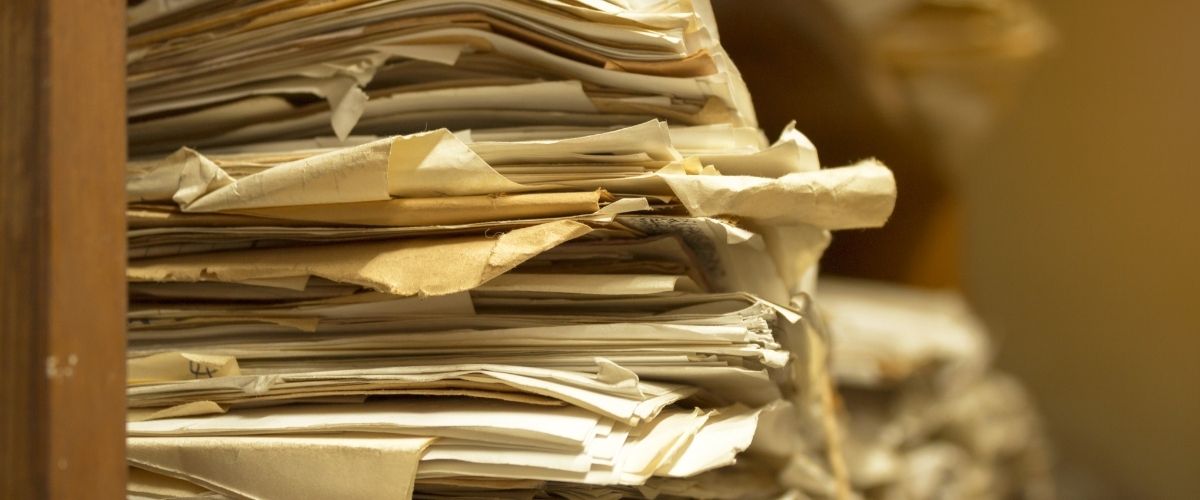 Blätterstapel in einem Regal.