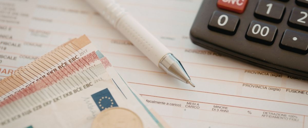 Taschenrechner, Kuli, Rechnungen, Formulare.