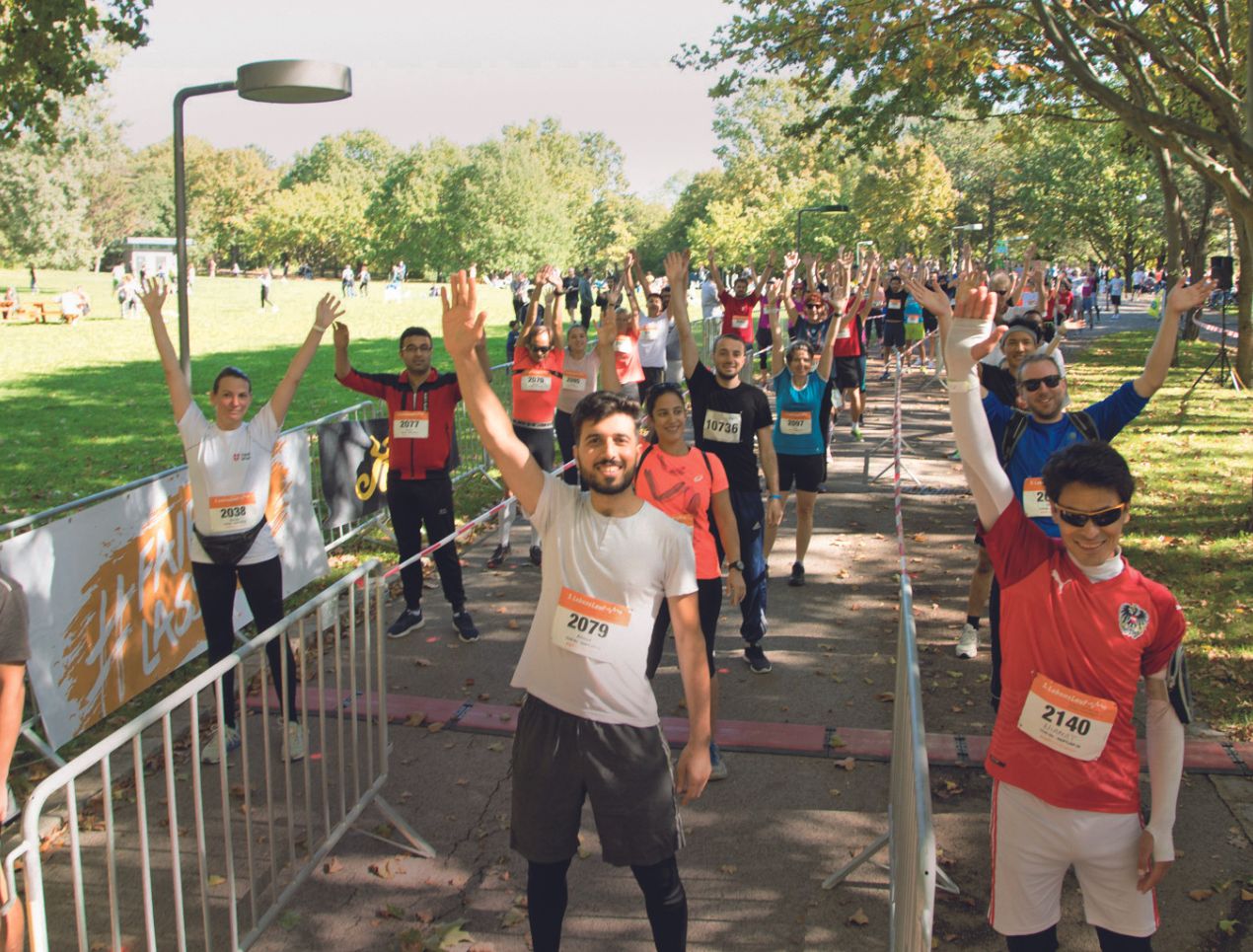 LebensLauf-Teilnehmer*innen am Start LebensLauf