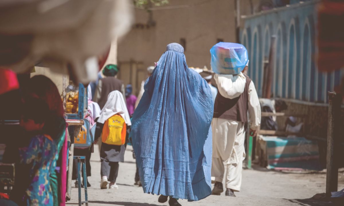 Eine Frau in afghanischer Burka.