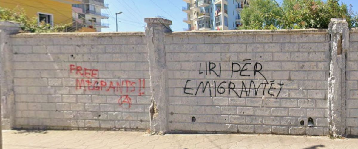 Mural in Shengijn: Liri per emigrantet.