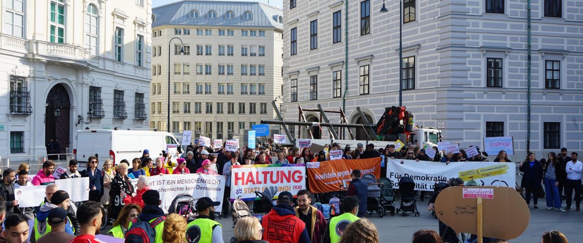 Protestaktion gegen den Stopp der Familienzusammenführungen am 26.03.2025 vor dem Ballhausplatz