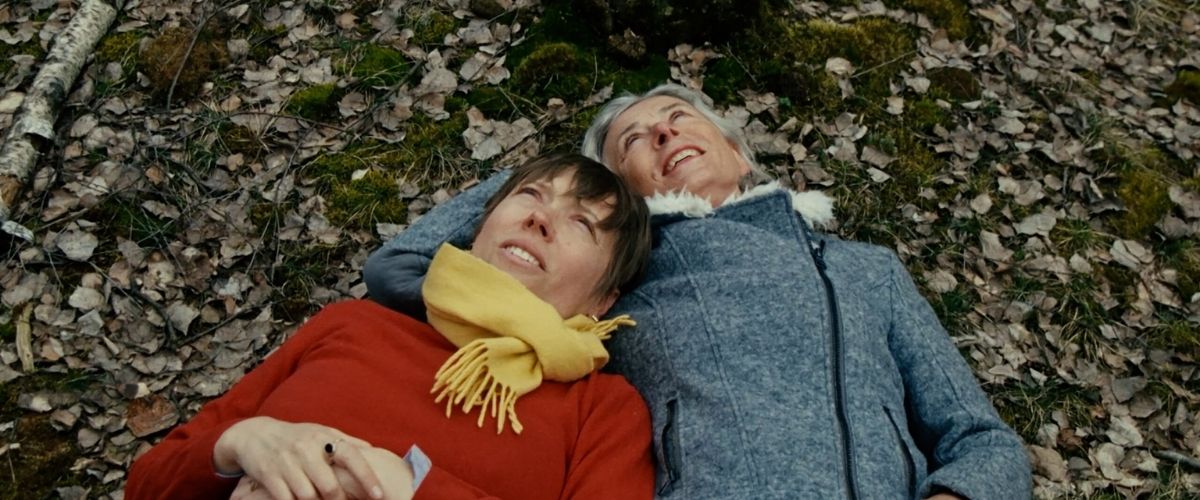 Die noch unbekannten Tage Filmstill. Jola und Ihre Mutter liegen auf laubbedecktem Waldboden.