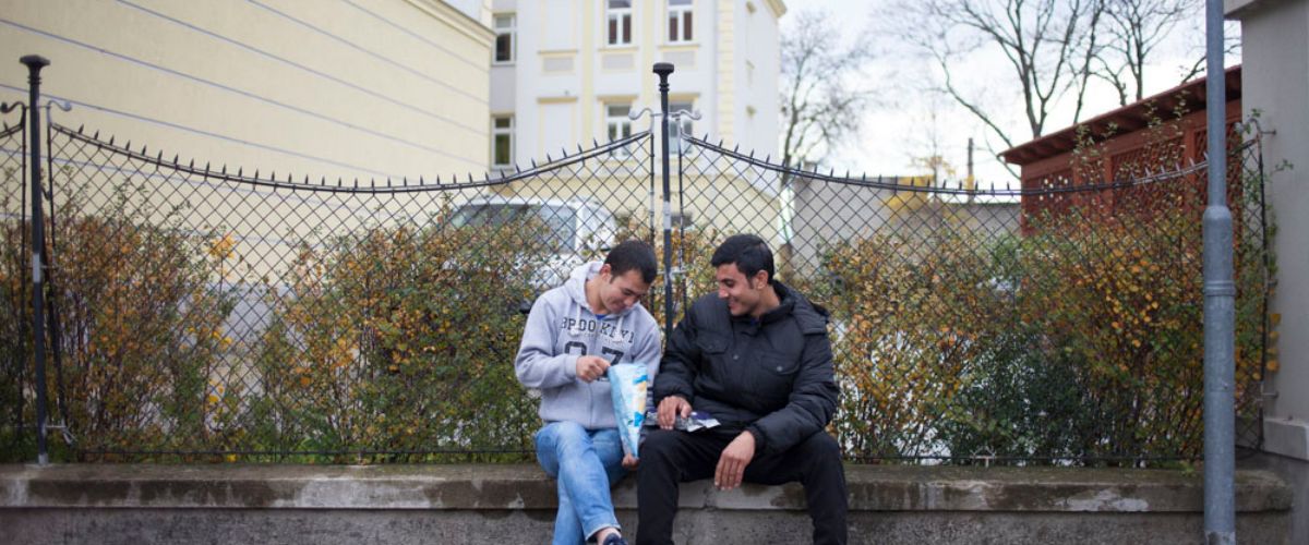 Zwei jugendliche Geflüchtete vor dem Erstaufnahmezentrum Traiskirchen.