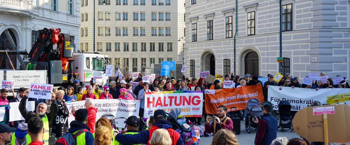 Protestaktion am Ballhausplatz gegen den Stopp der Familienzusammenführungen.
