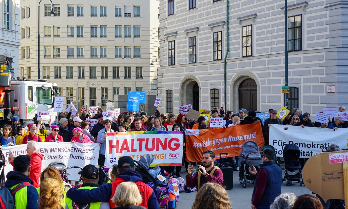 Kundgebung am Ballhausplatz gegen den Stopp der Familienzusammenführungen.